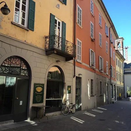 Ancient Courtyard Bonanomi In Historic Centre Como