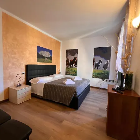 Ancient Courtyard Bonanomi In Historic Centre * Όπως