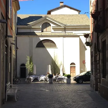 Ancient Courtyard Bonanomi In Historic Centre Lägenhet *