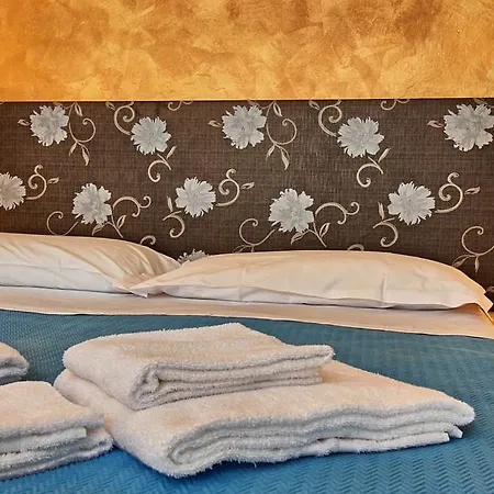 Ancient Courtyard Bonanomi In Historic Centre Όπως