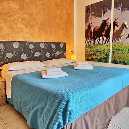 Ancient Courtyard Bonanomi In Historic Centre Διαμέρισμα