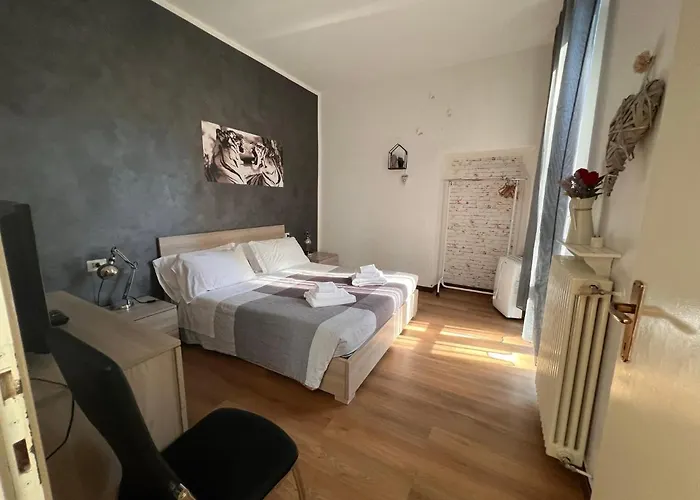 Ancient Courtyard Bonanomi In Historic Centre