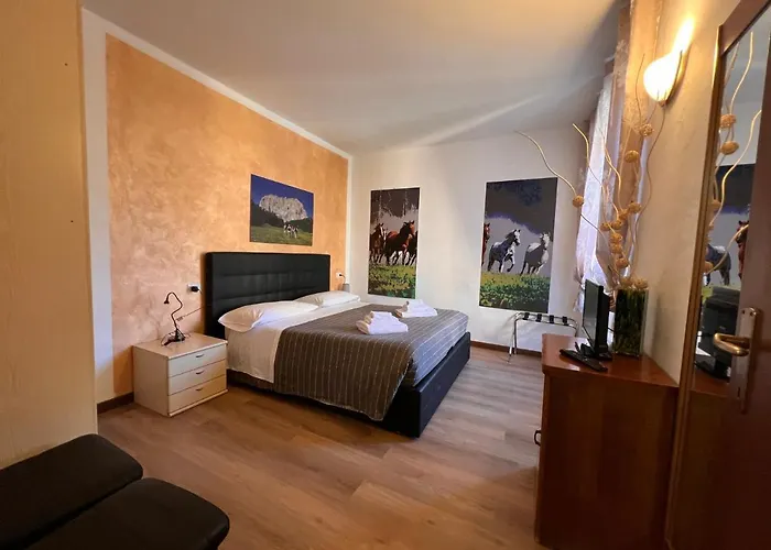 Ancient Courtyard Bonanomi In Historic Centre * Como