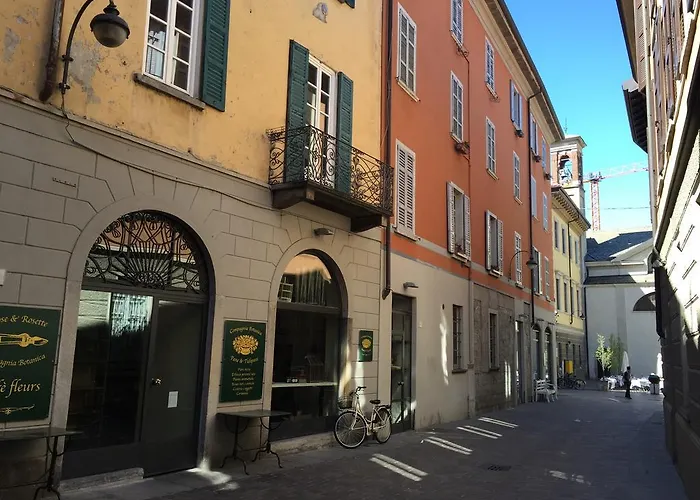 Ancient Courtyard Bonanomi In Historic Centre Como