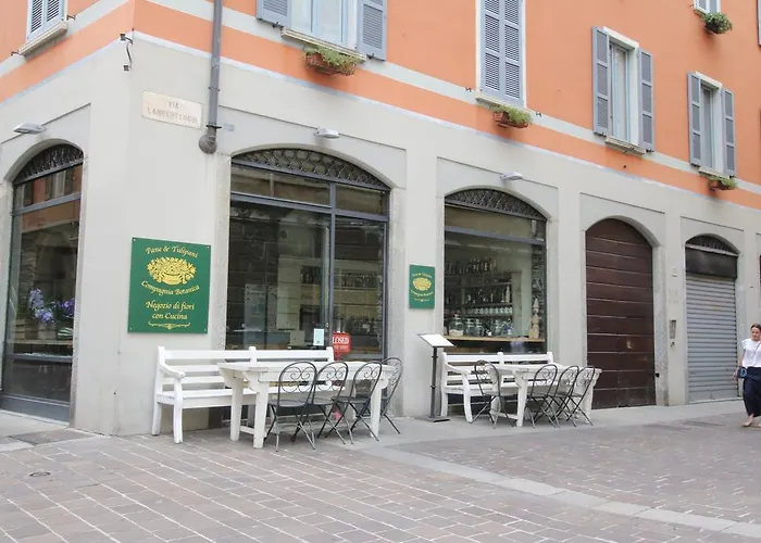 Ancient Courtyard Bonanomi In Historic Centre Como