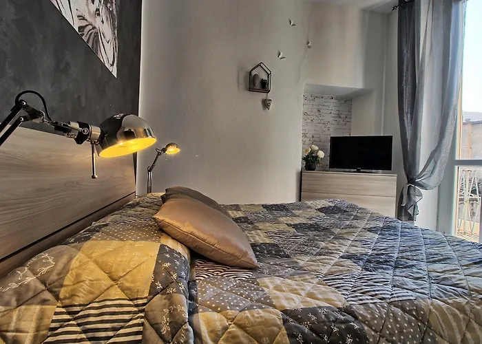 Ancient Courtyard Bonanomi In Historic Centre *