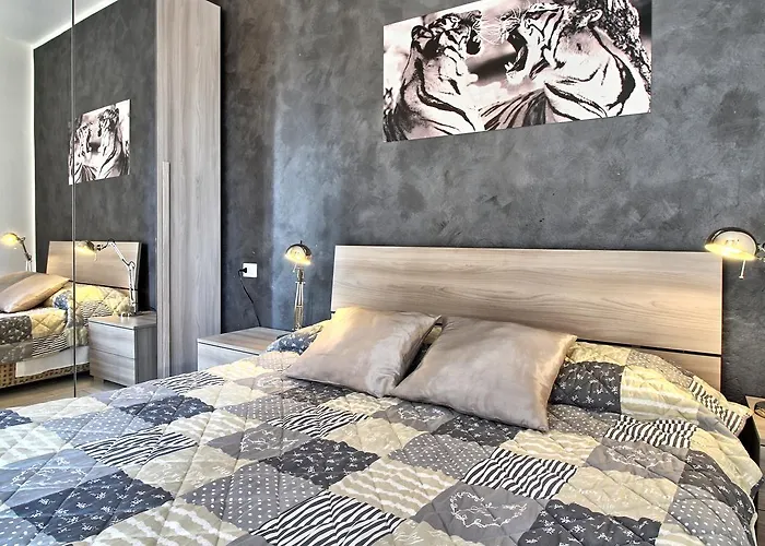 Ancient Courtyard Bonanomi In Historic Centre Como