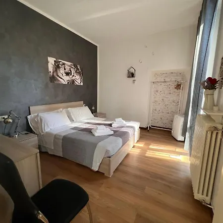 Ancient Courtyard Bonanomi In Historic Centre